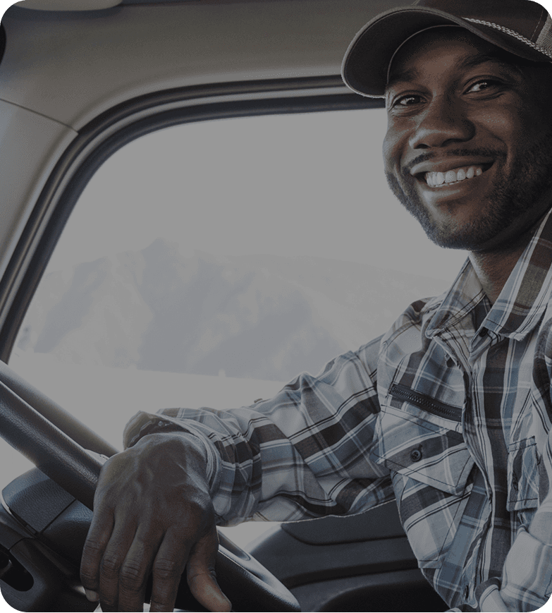 Caminhoneiro sorrindo ao volante